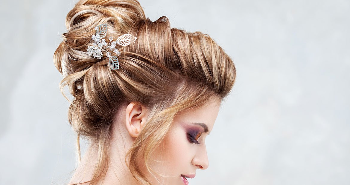 Modelo Com Cabelo Loiro Com Coque